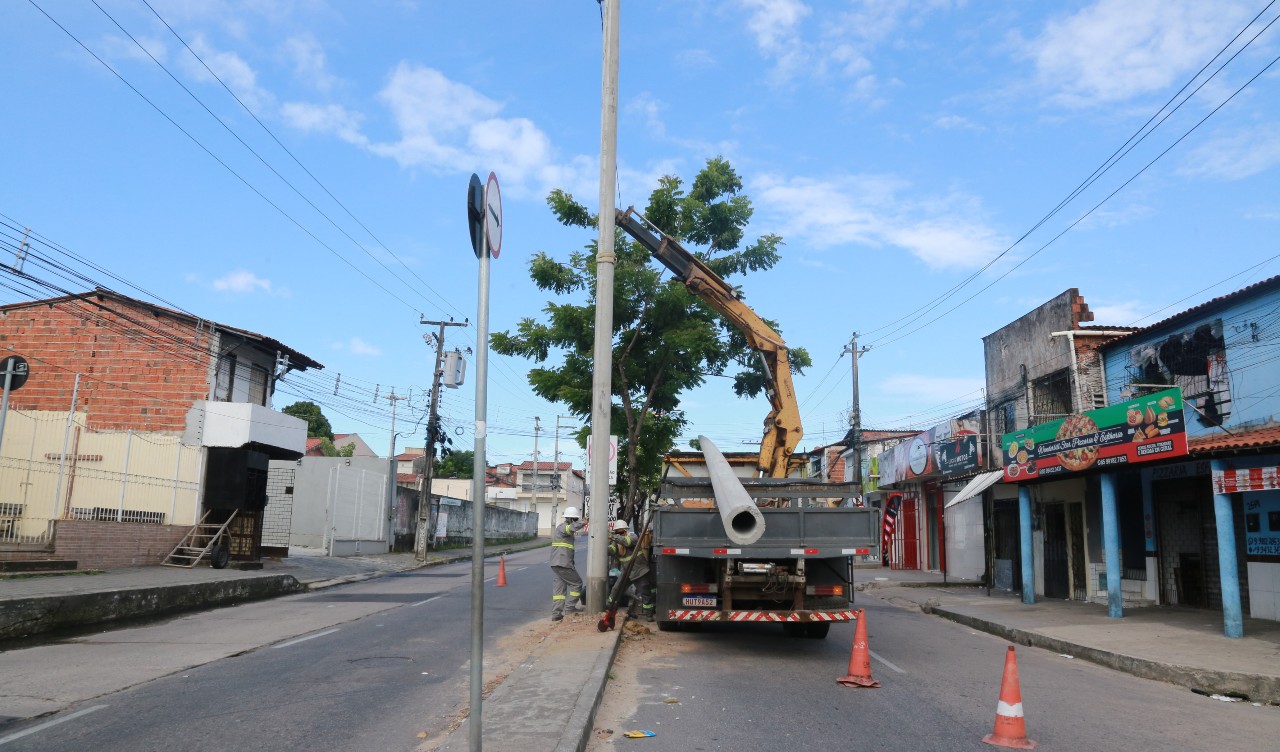 caminhão instalando poste